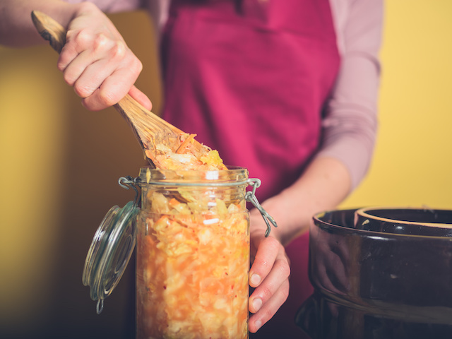 Bien tasser les légumes pour qu'ils soient recouverts de saumure.