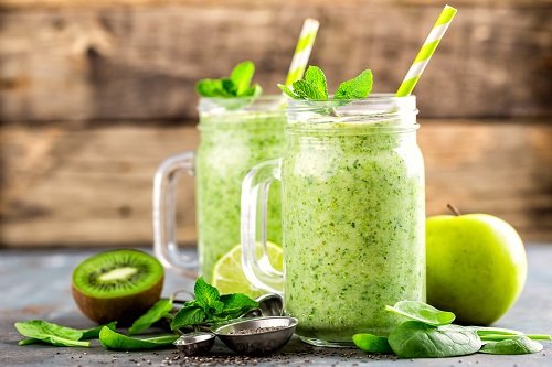 Smoothie vert aux épinards, pomme, kiwi, citron et graines de chia.