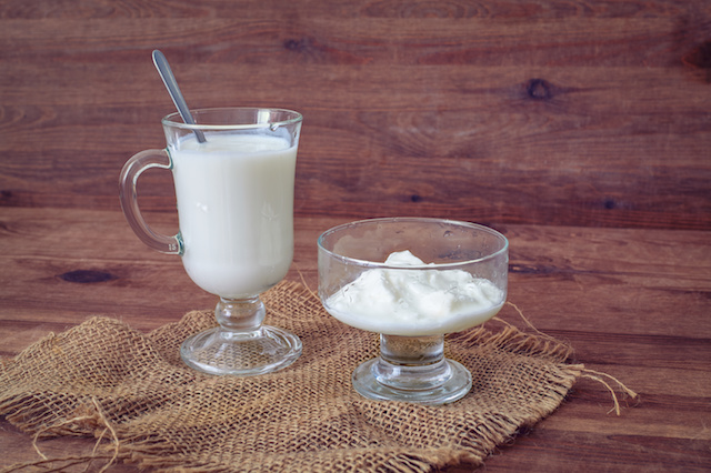 Un verre de lait de kéfir et une coupe de crème aigre