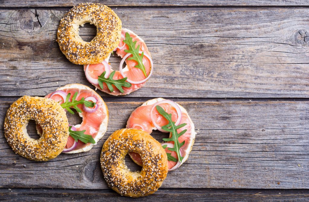 Les Bagels au saumon fumé, sauce au yaourt et ciboulette