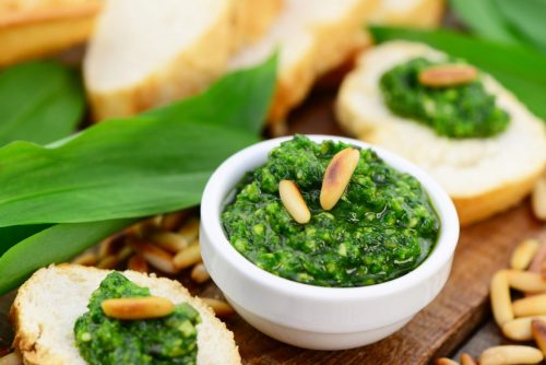 Pesto de fanes de carottes avec des pignons de pin
