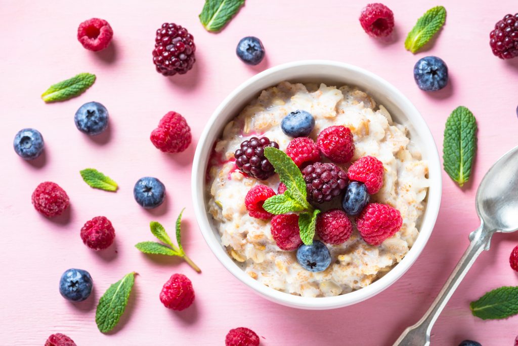 Porridge de quinoa, vanille fraise et lavande pauvre en FODMAPs