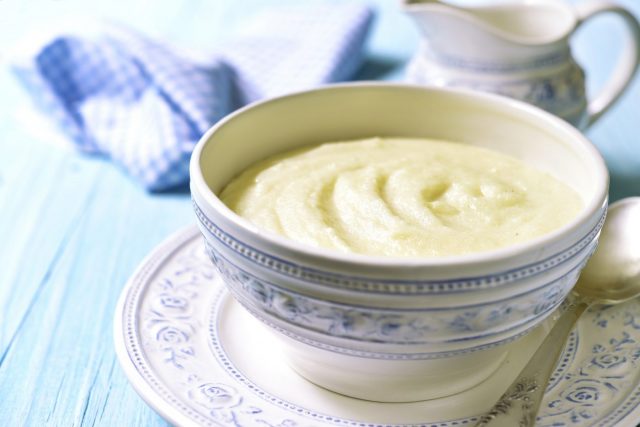 De la semoule au lait accompagnée d'un complément nutritionnel oral (CNO-